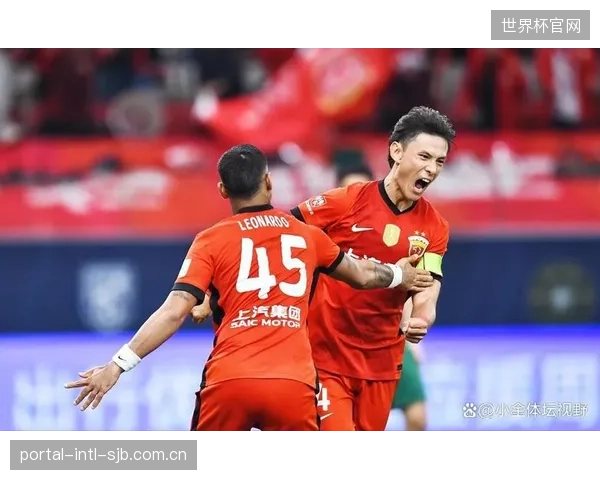 上海海港进攻火力冠绝联盟,虽防守不稳但凭借强大攻击力实现卫冕。 上海海港进攻火力冠绝联盟,虽防守不稳但凭借强大攻击力实现卫冕。